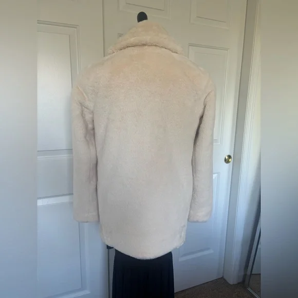 ***PRICE DROP*** NWT Banana Republic Cream Faux Fur Jacket - Picture 3 of 8